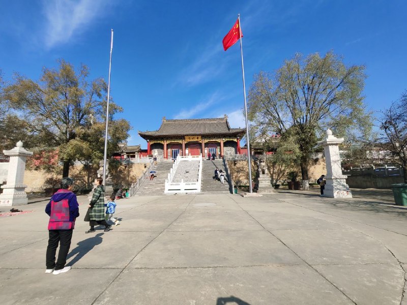 有骑行者见路口被堵，心道这些人竟无公德之心